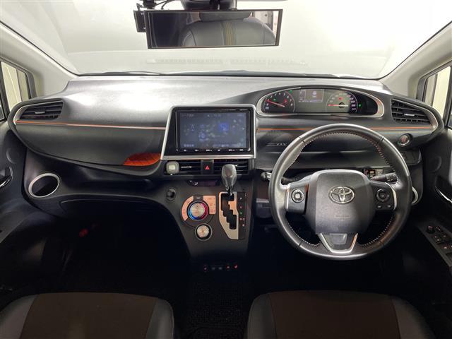 【革巻きステアリング】本革仕様で高級感あふれるハンドルです。使えば使うほど味が出てくるので段々と愛着が湧いてくるのはレザー素材ならではです！