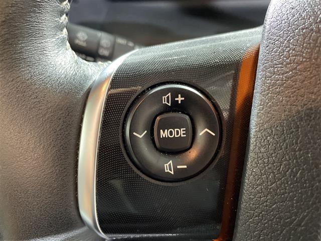 【ステアリングスイッチ】手元のボタンから、オーディオやナビなどの操作ができるので、よそ見をせずに安全に運転に集中できます！