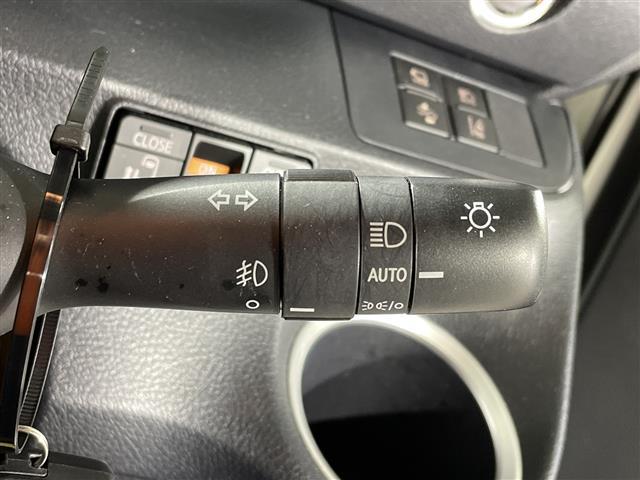 【オートライト（ＡＵＴＯ）】外の明るさをシステムが感知して、自動でヘッドライトが点灯します！ヘッドライトをつけ忘れを防ぐ便利機能です。