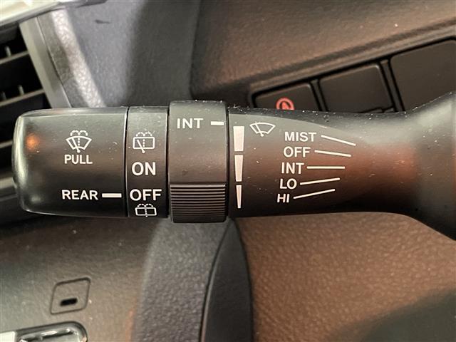 【オートワイパー（ＡＵＴＯ）】雨が降り出した時に、雨滴検出用センサー（レインセンサー）が雨滴を感知すると、自動でワイパーが動作します。