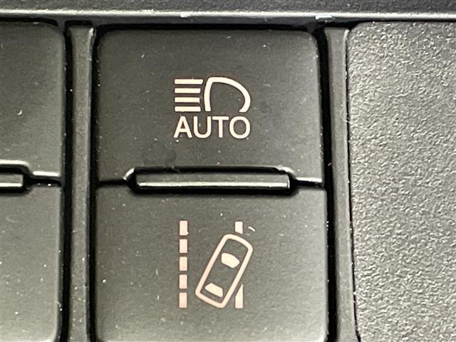 【レーンディパーチャーアラート（ＬＤＡ）】クルマが車線または走路から逸脱する可能性がある場合に、ブザーまたはハンドルの振動により注意をうながします。機能には限界があるためご注意ください。