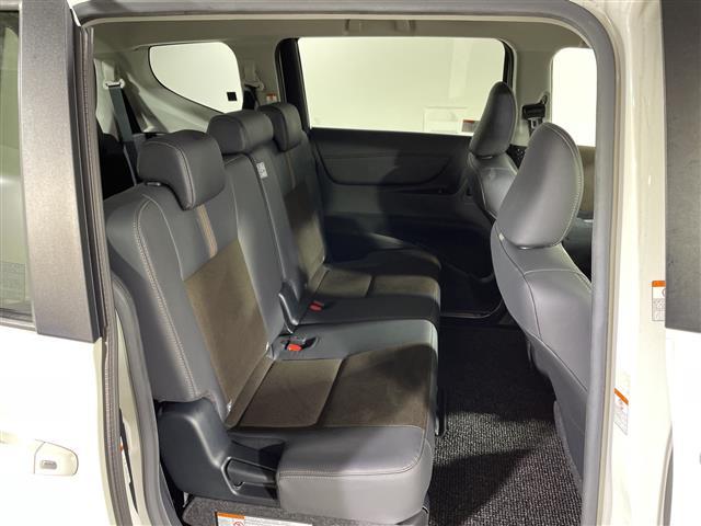 【セカンドシート】２列目もゆったりドライブを楽しめます。掲載箇所以外にご希望の写真がございましたらお気軽にお問い合わせ下さい。フロアマットは汚れが気になる場合は新品のご注文も承ります。