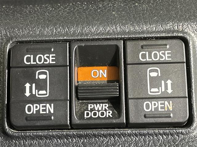 【両側パワースライドドア】小さなお子さまでもボタン一つで乗り降りラクラクです！両手に荷物を抱えている状態でもボタンを押せば自動で開閉するので、お買い物やお出かけの際にはとっても重宝します！