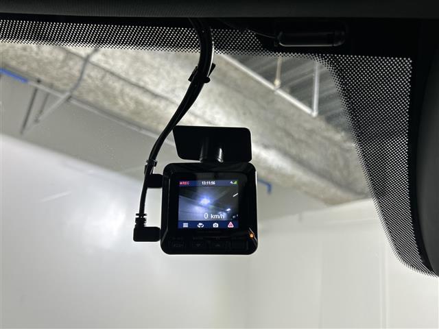 【ドライブレコーダー】映像・音声などの運転中の記録を残します。事故などを起こした起こされた時の証拠になりえますので、もしも時でも安心ですね。