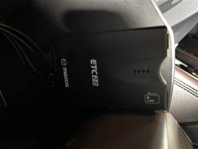 【ＥＴＣ】有料道路を利用する際に料金所で停止することなく通過できる、ＥＴＣ車載器（ノンストップ自動料金収受システム機器）が装備されています。セットアップを行うことで利用可能になります。