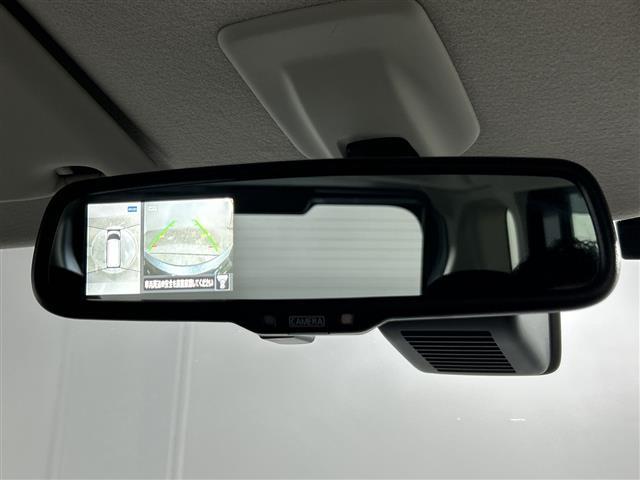 �y�S���ʃ��j�^�[�z�܂�ŃN���}��^�ォ�猩���낵�����̂悤�Ȏ��_�Œ��Ԃ��T�|�[�g���܂��I�N���}�̎΂ߌ���^���ȂǁA�O�㍶�E�̂S�̃J�����̉f������������āA���j�^�[�ɉf���o����܂��B