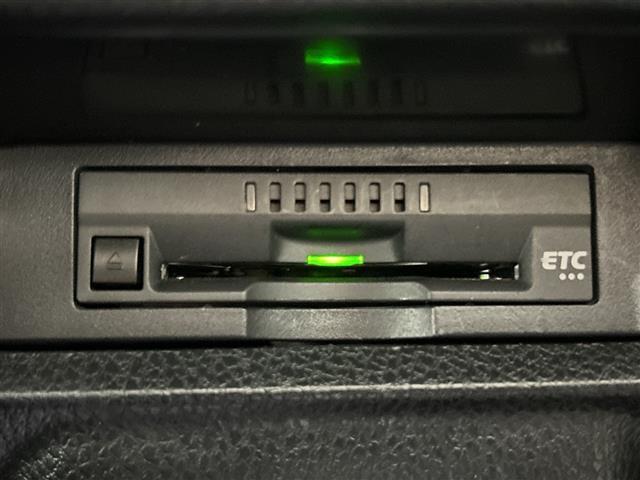 【ＥＴＣ】有料道路を利用する際に料金所で停止することなく通過できる、ＥＴＣ車載器（ノンストップ自動料金収受システム機器）が装備されています。セットアップを行うことで利用可能になります。