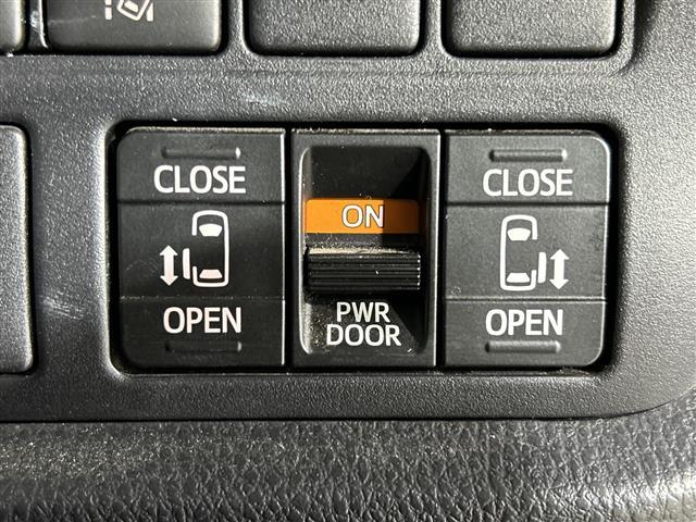 【両側パワースライドドア】小さなお子さまでもボタン一つで乗り降りラクラクです！両手に荷物を抱えている状態でもボタンを押せば自動で開閉するので、お買い物やお出かけの際にはとっても重宝します！