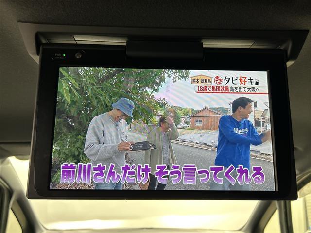 【後席モニター（フリップダウンモニター）】後部座席からも、ＤＶＤや映画・ライブ映像など様々な動画が楽しめドライブが退屈しません！※機種によって接続できる映像が異なります。