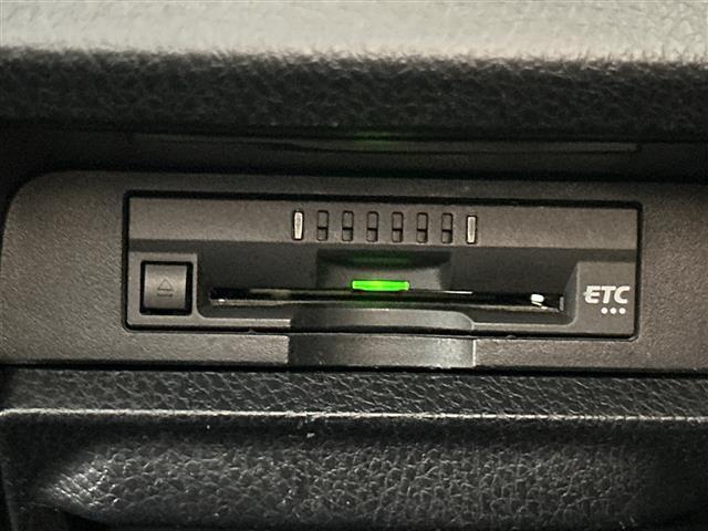 【ＥＴＣ】有料道路を利用する際に料金所で停止することなく通過できる、ＥＴＣ車載器（ノンストップ自動料金収受システム機器）が装備されています。セットアップを行うことで利用可能になります。