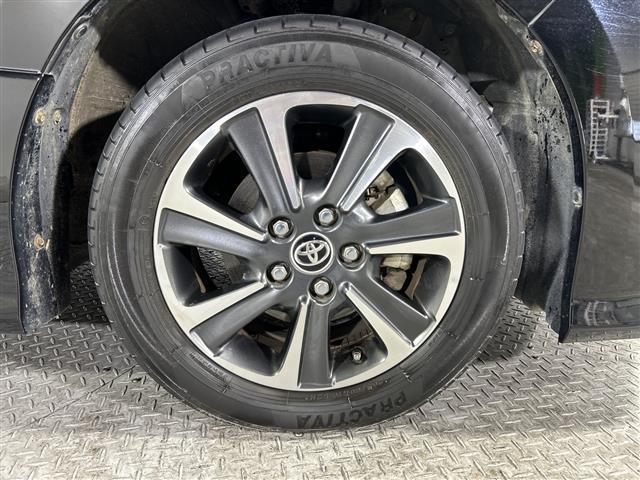 【純正アルミホイール】純正の専用アルミホイールが足元を飾ります！ＩＤＯＭでは、社外アルミホイールや、スタッドレスタイヤも取扱いしております。ぜひご相談ください。