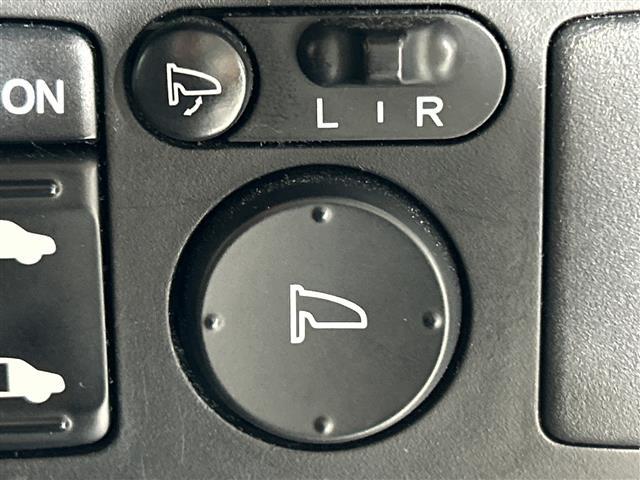 �y�d���i�[�~���[�z�^�]�Ȃ̃X�C�b�`�ŁA�h�A�~���[�̊J��p�x�̒������ł��܂��B