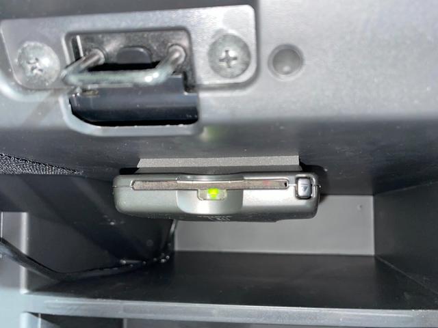 【ＥＴＣ】有料道路を利用する際に料金所で停止することなく通過できる、ＥＴＣ車載器（ノンストップ自動料金収受システム機器）が装備されています。セットアップを行うことで利用可能になります。