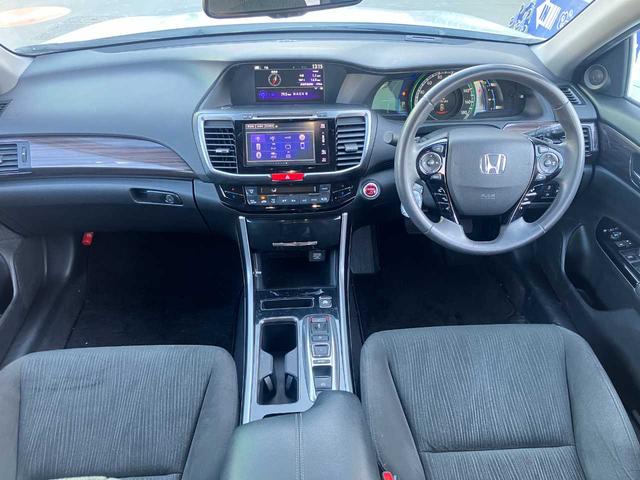 アコードハイブリッド ＬＸ　純正アルミホイール　純正ＬＥＤライト　バックカメラ　ＥＴＣ　衝突軽減装置　ソナー　クルーズコントロール　純正ＨＤＤナビ　パワーシート　プラズマクラスター　スマートキー（6枚目）