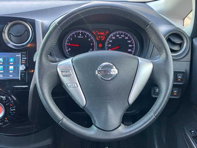 ノート メダリスト　Ｘ　衝突軽減装置　ソナー　アラウンドビューモニター　横滑防止装置　社外ナビ　ＥＴＣ　車線逸脱防止支援システム　スマートキー　スペアキー　アイドリングストップ（9枚目）