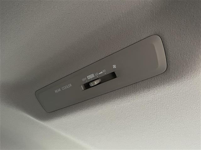 ノア Ｓｉ　純正ナビ　フルセグ　Ｂｌｕｅｔｏｏｔｈ　モデリスタフルエアロ　電動スライドドア　純正１６インチアルミホイール　ＬＥＤ　フォグ　スマートキー　７人乗り　ビルトインＥＴＣ　ＭＴモード　ウォークスルー（14枚目）