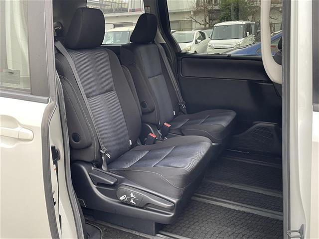 ノア Ｓｉ　純正ナビ　フルセグ　Ｂｌｕｅｔｏｏｔｈ　モデリスタフルエアロ　電動スライドドア　純正１６インチアルミホイール　ＬＥＤ　フォグ　スマートキー　７人乗り　ビルトインＥＴＣ　ＭＴモード　ウォークスルー（24枚目）