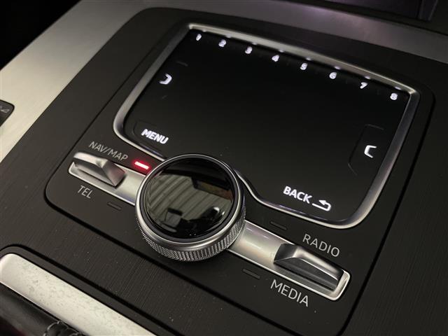 Q5 2.0TFSIクワトロ スポーツ Sラインパッケージ サンルーフ 純正ナビゲーション フルセグテレビ バックカメラ BANG&OLUFSENサウンド 革巻きステアリング パトルシフト オートライト LEDヘッドライト ドライブレコーダー コーナーセンサー(13枚目)