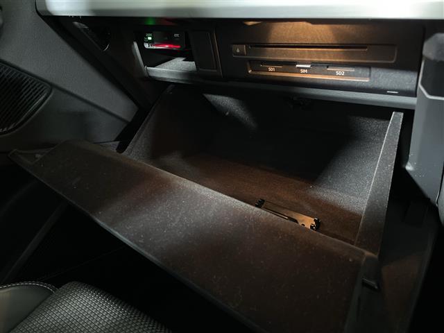 Q5 2.0TFSIクワトロ スポーツ Sラインパッケージ サンルーフ 純正ナビゲーション フルセグテレビ バックカメラ BANG&OLUFSENサウンド 革巻きステアリング パトルシフト オートライト LEDヘッドライト ドライブレコーダー コーナーセンサー(15枚目)