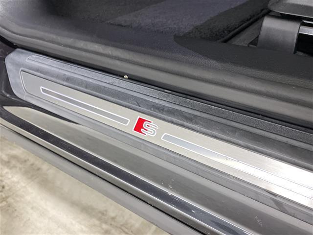 Q5 2.0TFSIクワトロ スポーツ Sラインパッケージ サンルーフ 純正ナビゲーション フルセグテレビ バックカメラ BANG&OLUFSENサウンド 革巻きステアリング パトルシフト オートライト LEDヘッドライト ドライブレコーダー コーナーセンサー(17枚目)