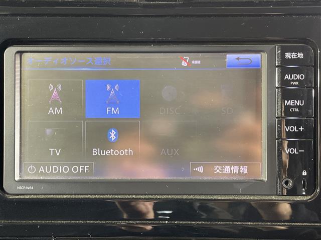 プリウス Ａツーリングセレクション　純正ナビ　エアロパーツ（モデリスタ）　追従クルコン　シートヒーター【Ｄ＋Ｎ】　ＨＵＤ　パーキングアシスト　自動駐車　バックカメラ　ワンセグＴＶ　ＡＭ／ＦＭ　ＡＵＸ　ビルトインＥＴＣ　社外フロアマット（4枚目）