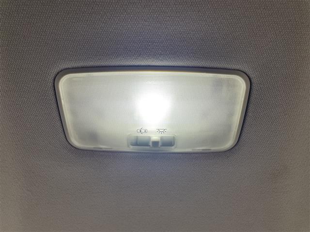 プリウス Ａツーリングセレクション　純正ナビ　エアロパーツ（モデリスタ）　追従クルコン　シートヒーター【Ｄ＋Ｎ】　ＨＵＤ　パーキングアシスト　自動駐車　バックカメラ　ワンセグＴＶ　ＡＭ／ＦＭ　ＡＵＸ　ビルトインＥＴＣ　社外フロアマット（16枚目）