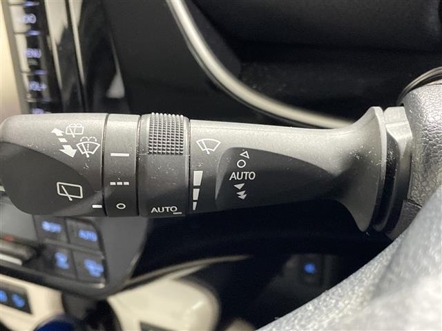 プリウス Ａツーリングセレクション　純正ナビ　エアロパーツ（モデリスタ）　追従クルコン　シートヒーター【Ｄ＋Ｎ】　ＨＵＤ　パーキングアシスト　自動駐車　バックカメラ　ワンセグＴＶ　ＡＭ／ＦＭ　ＡＵＸ　ビルトインＥＴＣ　社外フロアマット（18枚目）