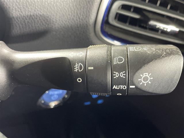 プリウス Ａツーリングセレクション　純正ナビ　エアロパーツ（モデリスタ）　追従クルコン　シートヒーター【Ｄ＋Ｎ】　ＨＵＤ　パーキングアシスト　自動駐車　バックカメラ　ワンセグＴＶ　ＡＭ／ＦＭ　ＡＵＸ　ビルトインＥＴＣ　社外フロアマット（19枚目）