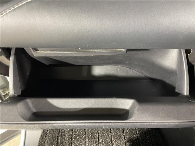 ノア ハイブリッドＳ－Ｚ　純正１０．５インチメモリナビ　全方位モニター　モデリスタエアロ　トヨタアドバンスドパーク　フルセグテレビ　純正フリップダウンモニター　レーダークルーズコントロール　両側パワースライドドア　ＥＴＣ（17枚目）