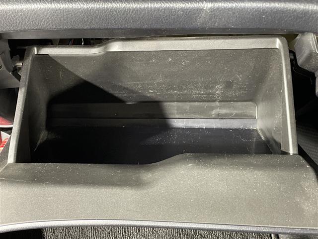 シエンタ Ｇ　純正ナビ　両側パワスラ　３列シート　純正ＥＴＣ　バックカメラ　アイドリングストップ　フルセグテレビ　Ｂｌｕｅｔｏｏｔｈ　ＣＤ／ＤＶＤ再生　オートライト　オートマチックハイビーム　レーンキープアシスト（15枚目）