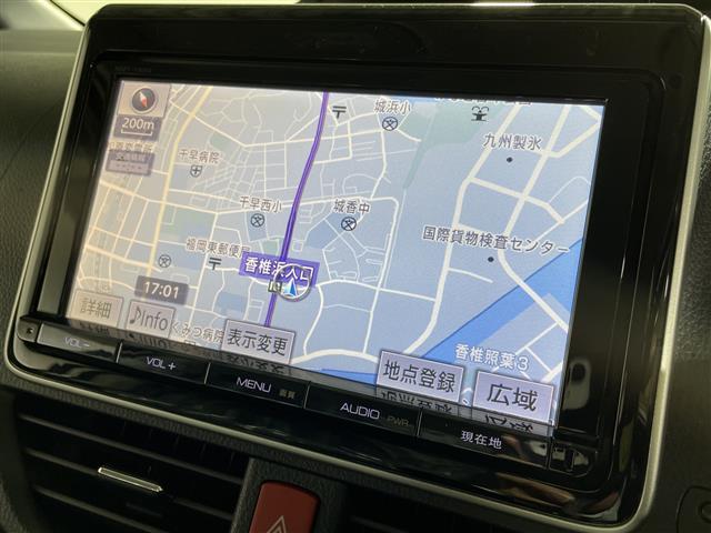 ノア Ｓｉ　純正メモリナビ　両側パワースライドドア　３列シート　フルセグテレビ　Ｂｌｕｅｔｏｏｔｈ　ウォークスルー　バックカメラ　アイドリングストップ　プッシュスタート　スマートキー　純正ＥＴＣ　コーナーセンサー（3枚目）