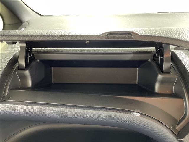 ノア Ｓｉ　純正メモリナビ　両側パワースライドドア　３列シート　フルセグテレビ　Ｂｌｕｅｔｏｏｔｈ　ウォークスルー　バックカメラ　アイドリングストップ　プッシュスタート　スマートキー　純正ＥＴＣ　コーナーセンサー（7枚目）