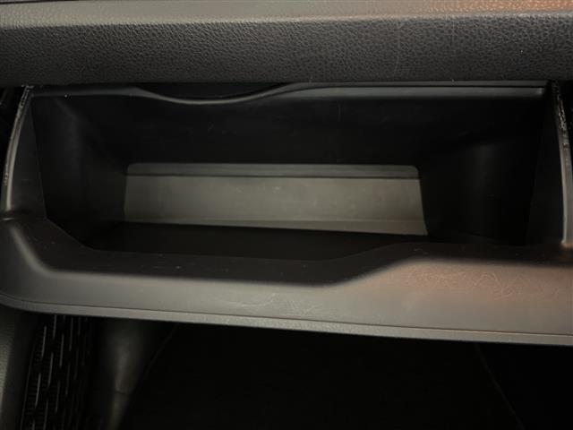 ノア Ｓｉ　純正メモリナビ　両側パワースライドドア　３列シート　フルセグテレビ　Ｂｌｕｅｔｏｏｔｈ　ウォークスルー　バックカメラ　アイドリングストップ　プッシュスタート　スマートキー　純正ＥＴＣ　コーナーセンサー（8枚目）