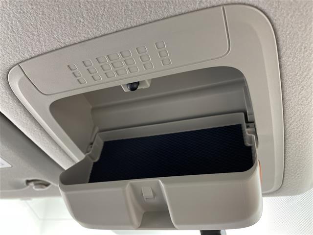 ノア Ｓｉ　純正メモリナビ　両側パワースライドドア　３列シート　フルセグテレビ　Ｂｌｕｅｔｏｏｔｈ　ウォークスルー　バックカメラ　アイドリングストップ　プッシュスタート　スマートキー　純正ＥＴＣ　コーナーセンサー（9枚目）