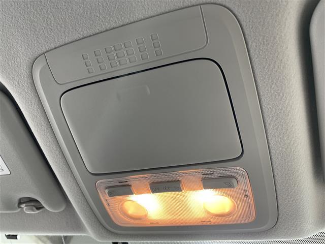 ノア Ｓｉ　純正メモリナビ　両側パワースライドドア　３列シート　フルセグテレビ　Ｂｌｕｅｔｏｏｔｈ　ウォークスルー　バックカメラ　アイドリングストップ　プッシュスタート　スマートキー　純正ＥＴＣ　コーナーセンサー（10枚目）