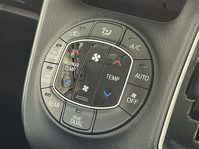 ノア Ｓｉ　純正メモリナビ　両側パワースライドドア　３列シート　フルセグテレビ　Ｂｌｕｅｔｏｏｔｈ　ウォークスルー　バックカメラ　アイドリングストップ　プッシュスタート　スマートキー　純正ＥＴＣ　コーナーセンサー（11枚目）