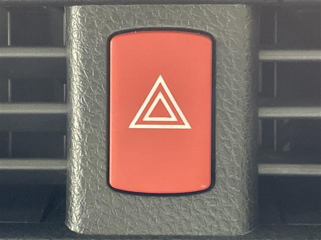 ノア Ｓｉ　純正メモリナビ　両側パワースライドドア　３列シート　フルセグテレビ　Ｂｌｕｅｔｏｏｔｈ　ウォークスルー　バックカメラ　アイドリングストップ　プッシュスタート　スマートキー　純正ＥＴＣ　コーナーセンサー（12枚目）