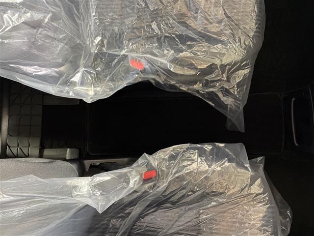 ノア Ｓｉ　純正メモリナビ　両側パワースライドドア　３列シート　フルセグテレビ　Ｂｌｕｅｔｏｏｔｈ　ウォークスルー　バックカメラ　アイドリングストップ　プッシュスタート　スマートキー　純正ＥＴＣ　コーナーセンサー（17枚目）