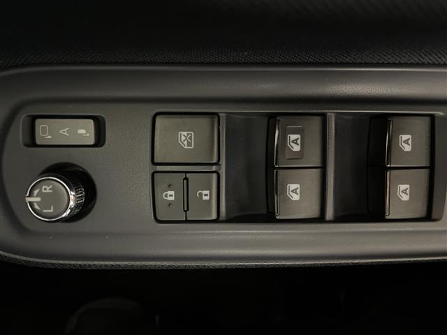 ノア Ｓｉ　純正メモリナビ　両側パワースライドドア　３列シート　フルセグテレビ　Ｂｌｕｅｔｏｏｔｈ　ウォークスルー　バックカメラ　アイドリングストップ　プッシュスタート　スマートキー　純正ＥＴＣ　コーナーセンサー（18枚目）