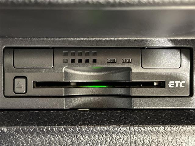 ノア Ｓｉ　純正メモリナビ　両側パワースライドドア　３列シート　フルセグテレビ　Ｂｌｕｅｔｏｏｔｈ　ウォークスルー　バックカメラ　アイドリングストップ　プッシュスタート　スマートキー　純正ＥＴＣ　コーナーセンサー（19枚目）