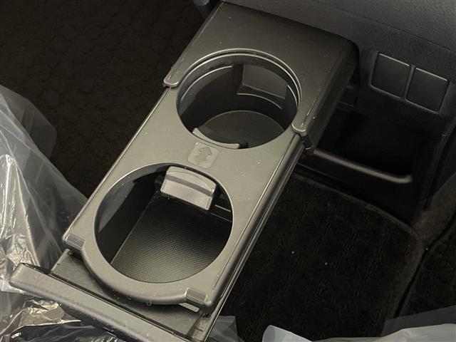 ノア Ｓｉ　純正メモリナビ　両側パワースライドドア　３列シート　フルセグテレビ　Ｂｌｕｅｔｏｏｔｈ　ウォークスルー　バックカメラ　アイドリングストップ　プッシュスタート　スマートキー　純正ＥＴＣ　コーナーセンサー（21枚目）