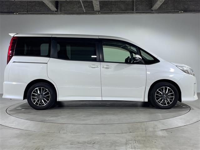 ノア Ｓｉ　純正メモリナビ　両側パワースライドドア　３列シート　フルセグテレビ　Ｂｌｕｅｔｏｏｔｈ　ウォークスルー　バックカメラ　アイドリングストップ　プッシュスタート　スマートキー　純正ＥＴＣ　コーナーセンサー（33枚目）