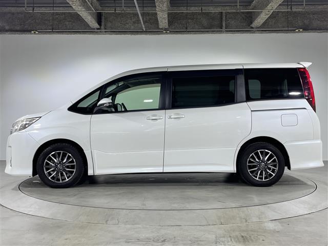 ノア Ｓｉ　純正メモリナビ　両側パワースライドドア　３列シート　フルセグテレビ　Ｂｌｕｅｔｏｏｔｈ　ウォークスルー　バックカメラ　アイドリングストップ　プッシュスタート　スマートキー　純正ＥＴＣ　コーナーセンサー（34枚目）