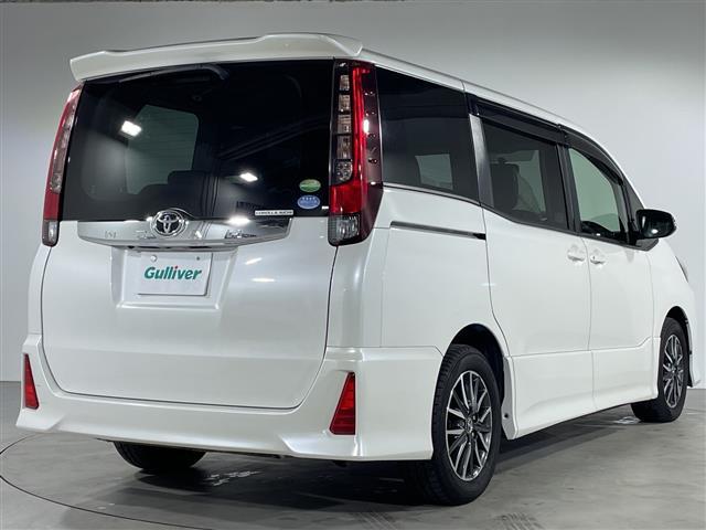 ノア Ｓｉ　純正メモリナビ　両側パワースライドドア　３列シート　フルセグテレビ　Ｂｌｕｅｔｏｏｔｈ　ウォークスルー　バックカメラ　アイドリングストップ　プッシュスタート　スマートキー　純正ＥＴＣ　コーナーセンサー（36枚目）