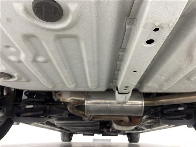 ノア Ｓｉ　純正メモリナビ　両側パワースライドドア　３列シート　フルセグテレビ　Ｂｌｕｅｔｏｏｔｈ　ウォークスルー　バックカメラ　アイドリングストップ　プッシュスタート　スマートキー　純正ＥＴＣ　コーナーセンサー（42枚目）