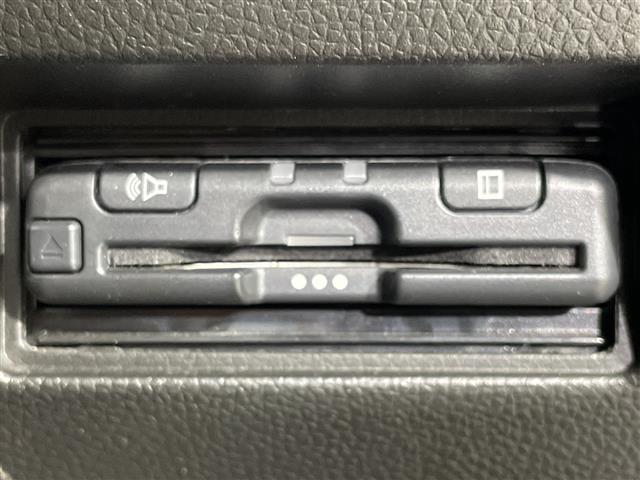 スイフト スポーツ　社外９型フローティングナビ（ＣＤ／ＤＶＤ／ＢＴ／フルセグＴＶ）　スズキセーフティサポート　コーナーセンサー　革巻きステアリング　ステアリングリモコン　ＬＥＤヘッドライト　オートライト　フォグ　ＥＴＣ（13枚目）