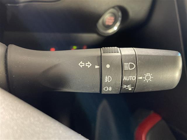 スイフト スポーツ　社外９型フローティングナビ（ＣＤ／ＤＶＤ／ＢＴ／フルセグＴＶ）　スズキセーフティサポート　コーナーセンサー　革巻きステアリング　ステアリングリモコン　ＬＥＤヘッドライト　オートライト　フォグ　ＥＴＣ（20枚目）