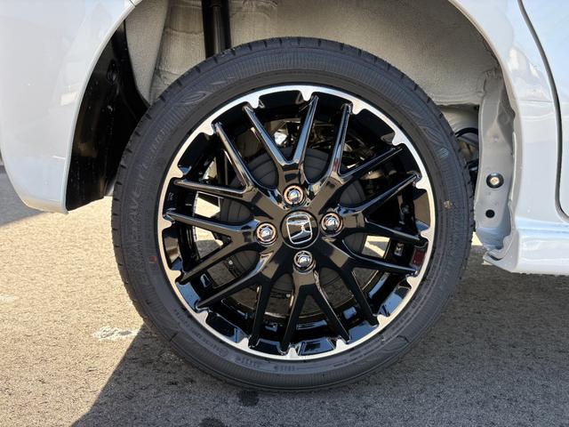 N-BOXカスタム ターボコーディネートスタイル 届出済未使用車 4WD ターボ 2トーン 8インチナビ Bカメラ 15インチ専用AW レザーシート シートヒーター USB 両側パワスラ クルコン ミラーヒーター コーナーセンサー パドルシフト(9枚目)