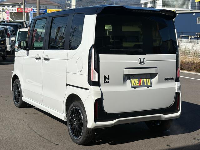 N-BOXカスタム ターボコーディネートスタイル 届出済未使用車 4WD ターボ 2トーン 8インチナビ Bカメラ 15インチ専用AW レザーシート シートヒーター USB 両側パワスラ クルコン ミラーヒーター コーナーセンサー パドルシフト(14枚目)