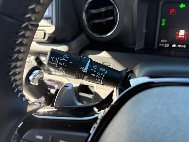 N-BOXカスタム ターボコーディネートスタイル 届出済未使用車 4WD ターボ 2トーン 8インチナビ Bカメラ 15インチ専用AW レザーシート シートヒーター USB 両側パワスラ クルコン ミラーヒーター コーナーセンサー パドルシフト(32枚目)